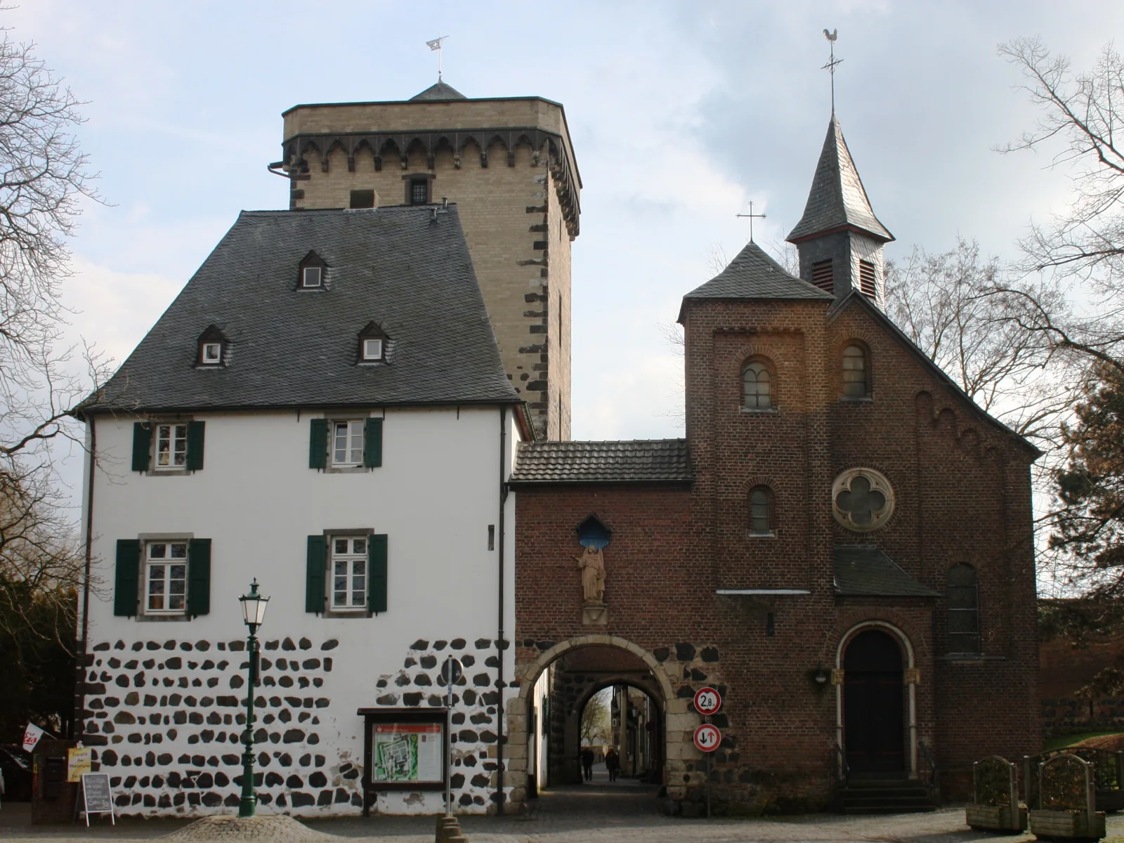 Rheintor und Dreifaltigkeitskapelle in Dormagen-Zons