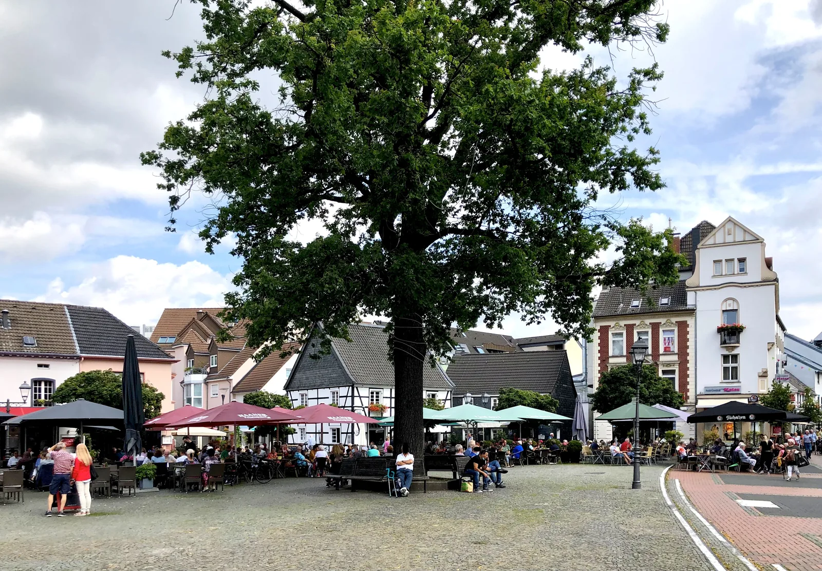 Blick über den Marktplatz in der Hildener Innenstadt