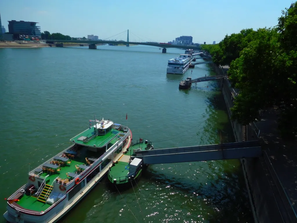 Rheinufer mit Schiffen und Brücke in Köln