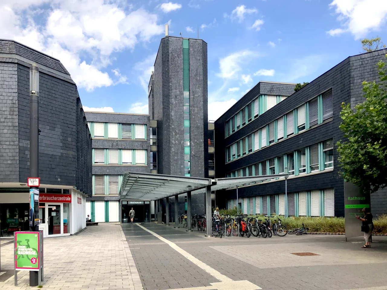 Außenansicht des Rathauses in Langenfeld