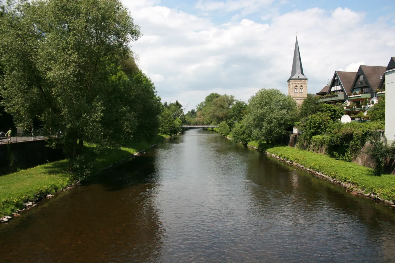 Wupper mit Brücke und Kirche in Leichlingen