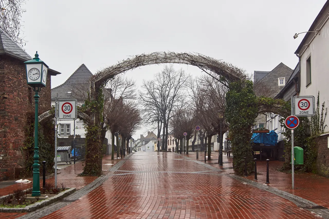 Torbogen und Straße in der Altstadt von Monheim am Rhein