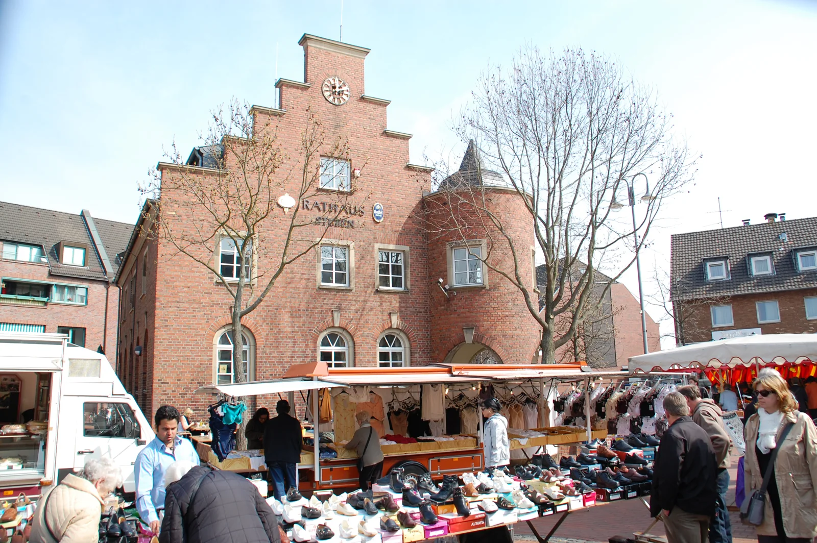 Altes Rathaus und Wochenmarkt im Zentrum von Pulheim